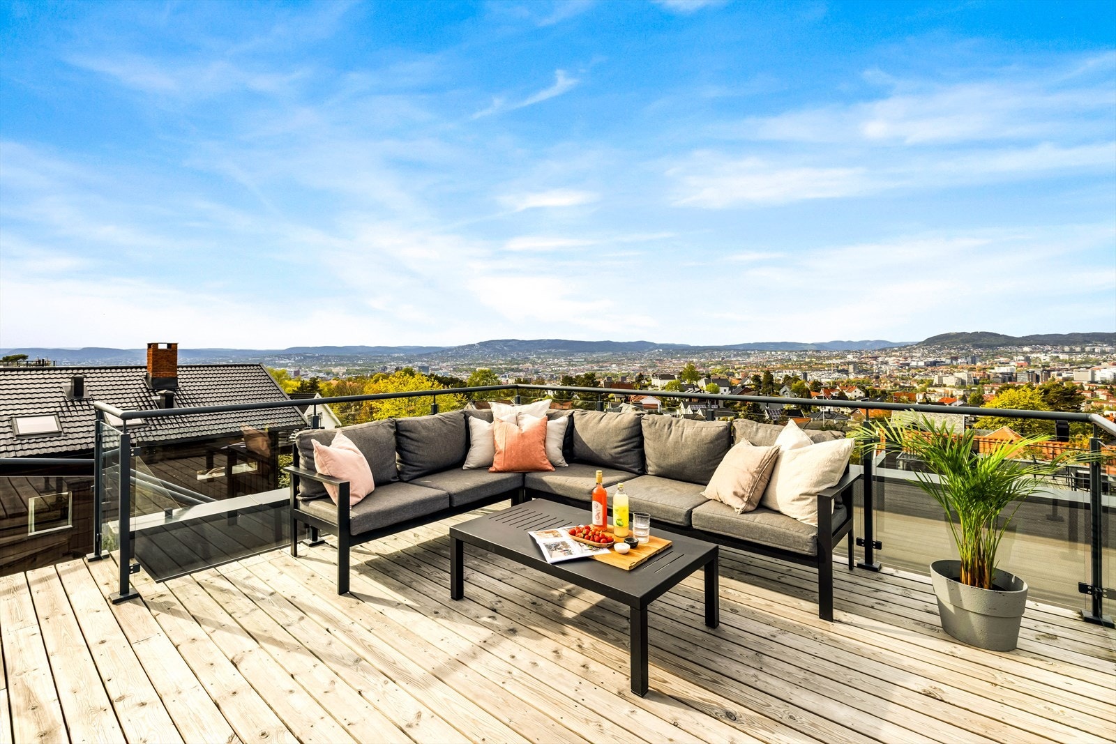 Inviter til hyggelig sammenkomster på denne nydelig plassen. Galleribilde