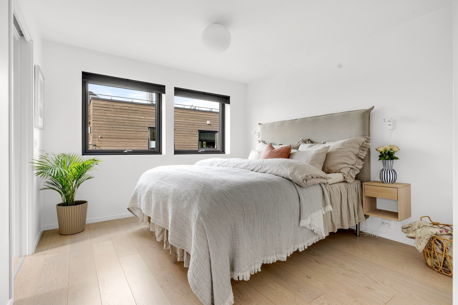 Herlig ensuite soverom med tilgang til walk-in closet og bad. Galleribilde
