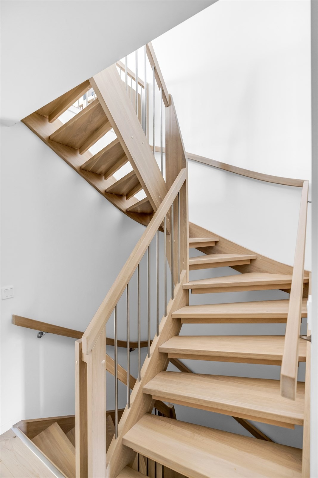 Heltre eiketrapp med stålspiler. Galleribilde