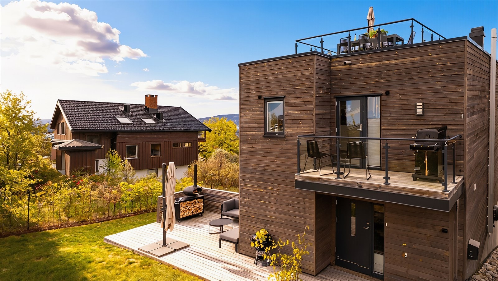 Eneboligen var ny i 2020 og holder god standard. Her har du flere uteplasser med hage, balkong og takterrasse med spektakulær utsikt. Galleribilde