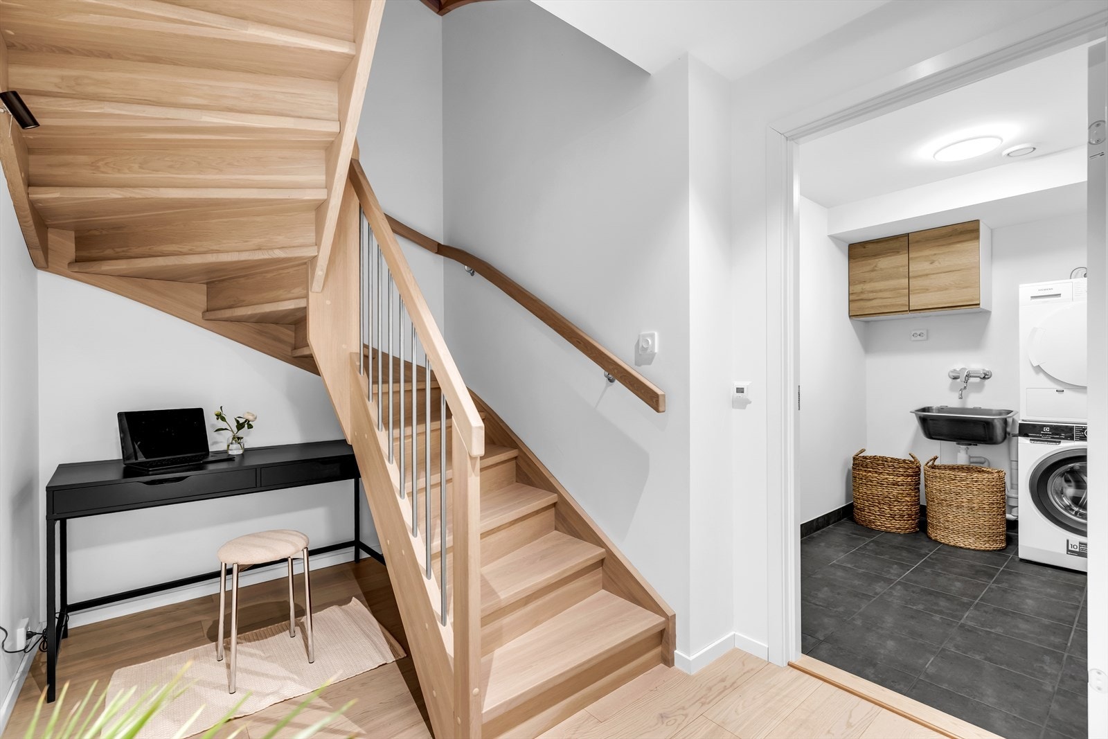 Praktisk kontorløsning under trappen. Separat vaskerom. Galleribilde