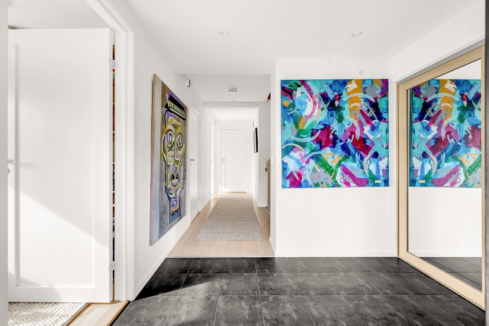 Innbydende entré som gir et meget godt førsteinntrykk og setter tonen for resten av boligen. Galleribilde