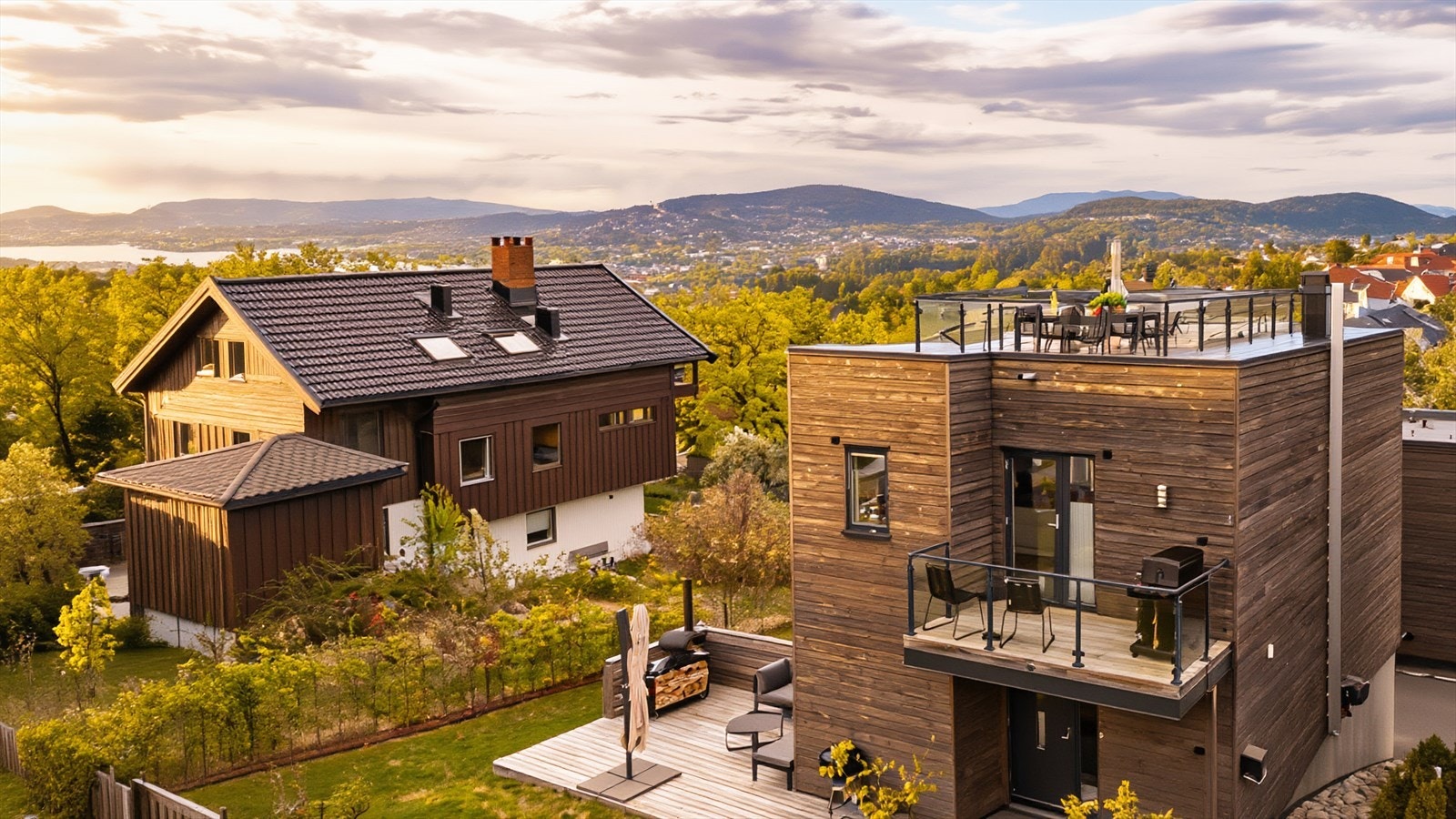 Fantastisk beliggenhet på nydelig tomt som byr på usjenert utsikt over Oslo. Galleribilde
