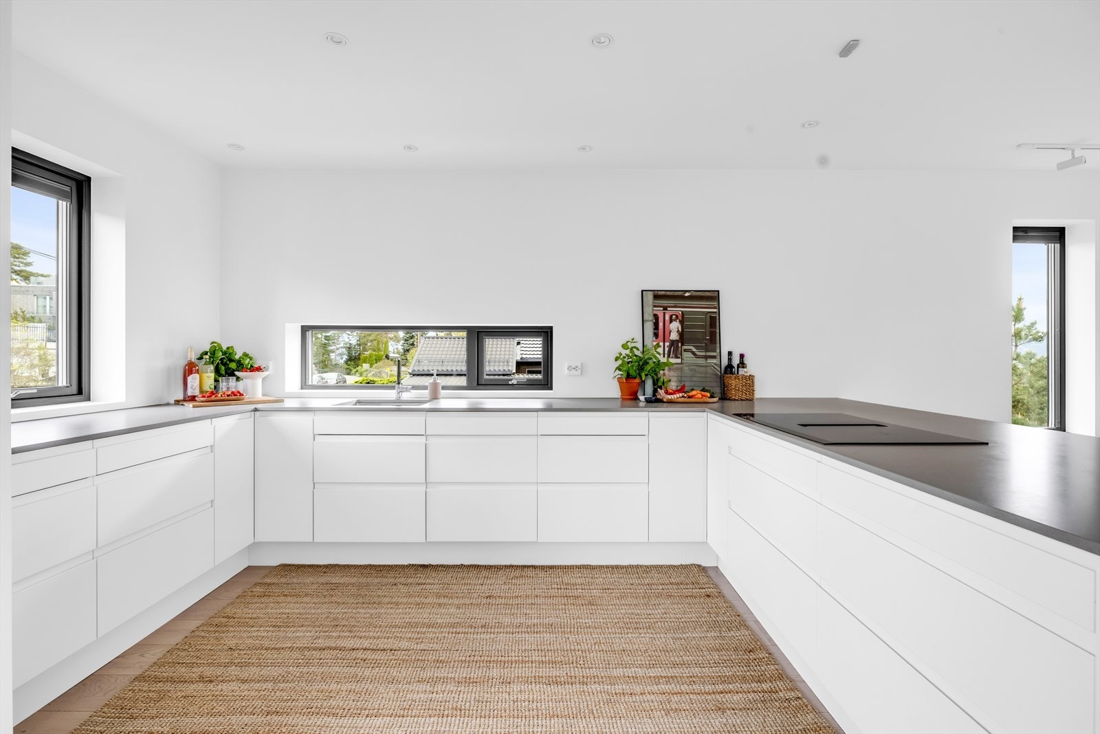 Delikat Sigdal kjøkken med Silestone kompositt benkeplate. Galleribilde