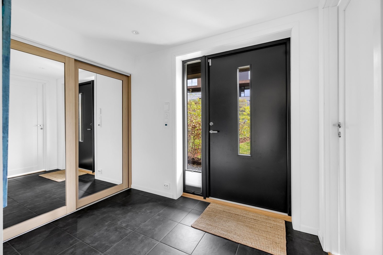 Romslig gang med spesialtilpasset skyvedørsgarderobe og gode muligheter for oppheng av ytterklær. Galleribilde
