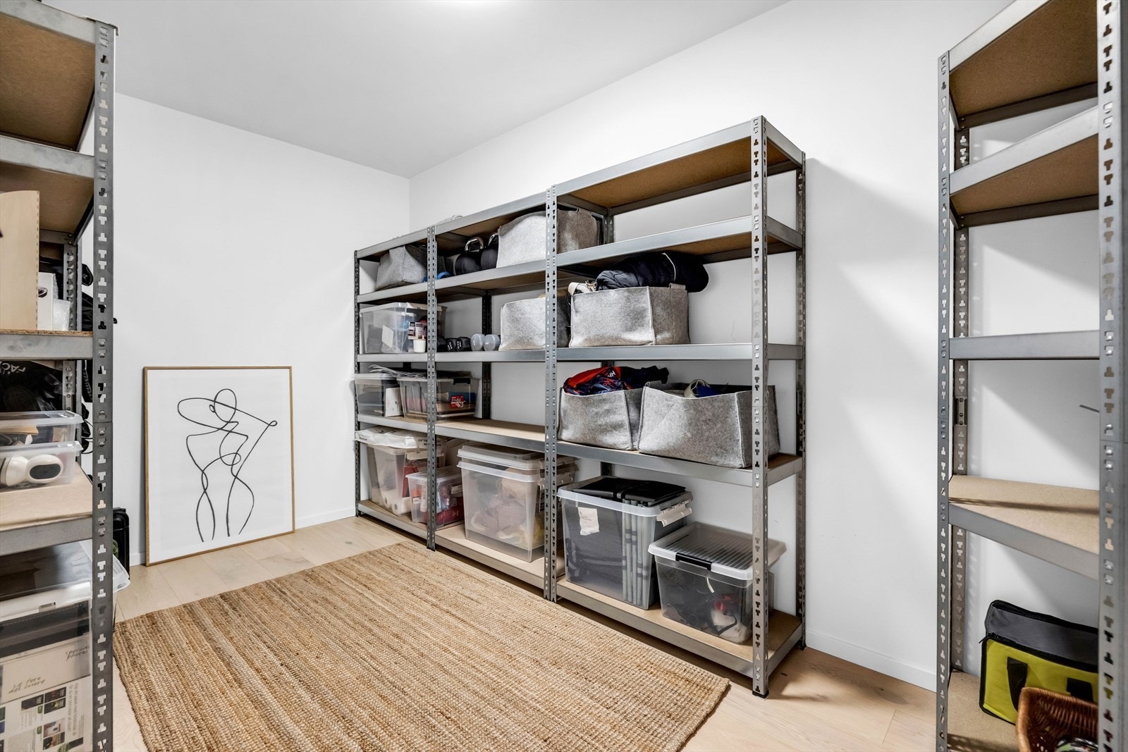 Praktisk innvendig bod. Rikelig med plass til lagring av ønsket utstyr. Galleribilde