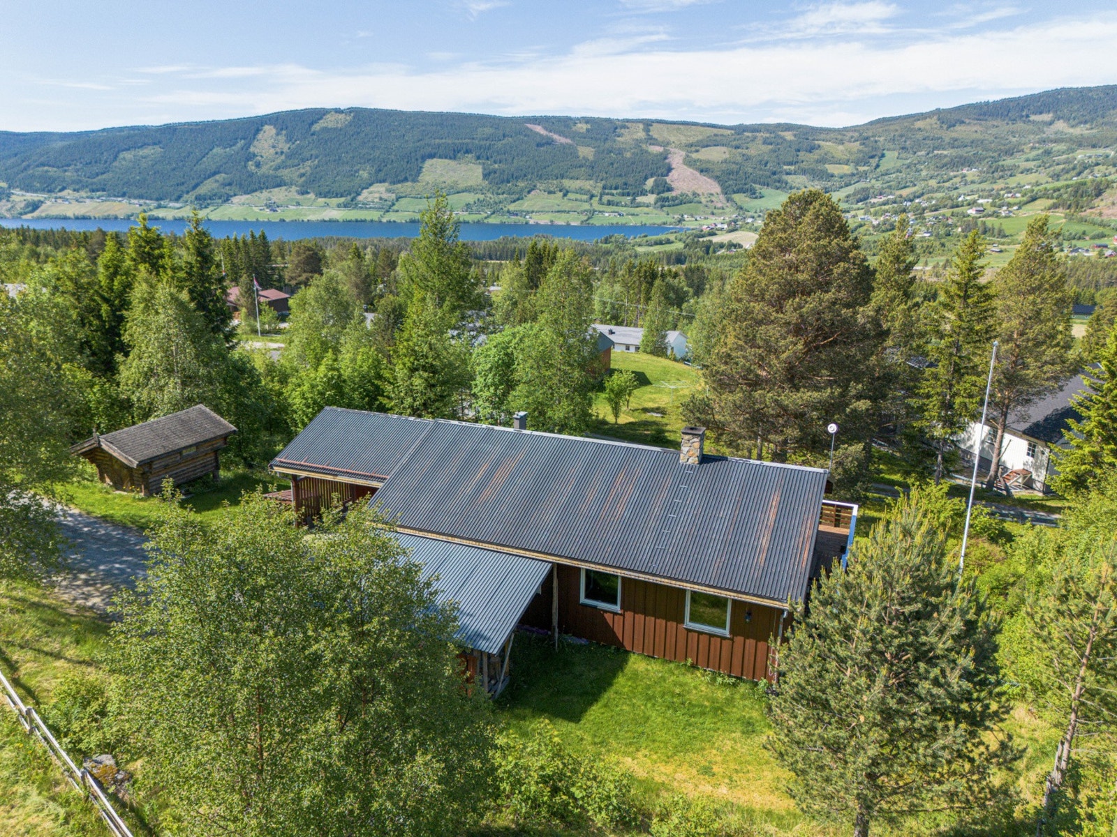 Her er det utsikt til fjorder og fjell, og med sol stort sett hele dagen! Galleribilde