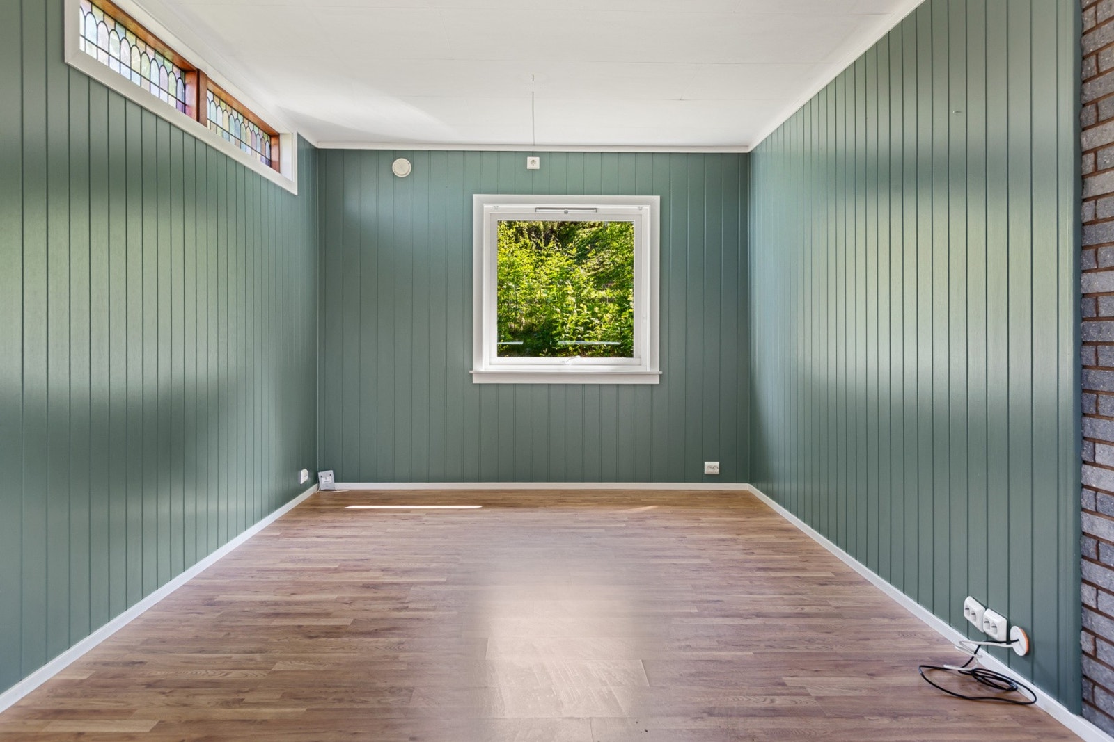 Det er plass til møblering av sofagruppe og spisestue. Galleribilde