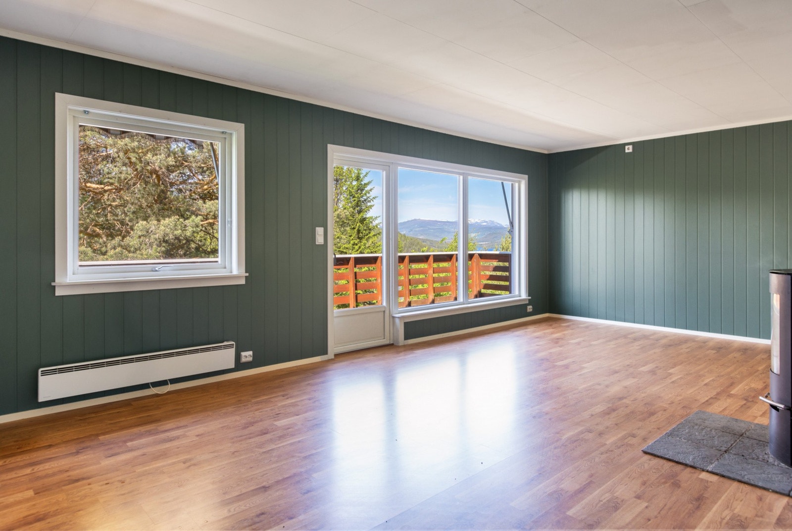Stuen er lys og luftig med store vindusflater, som slipper inn godt med naturlig lys og gir en god romfølelse. Galleribilde