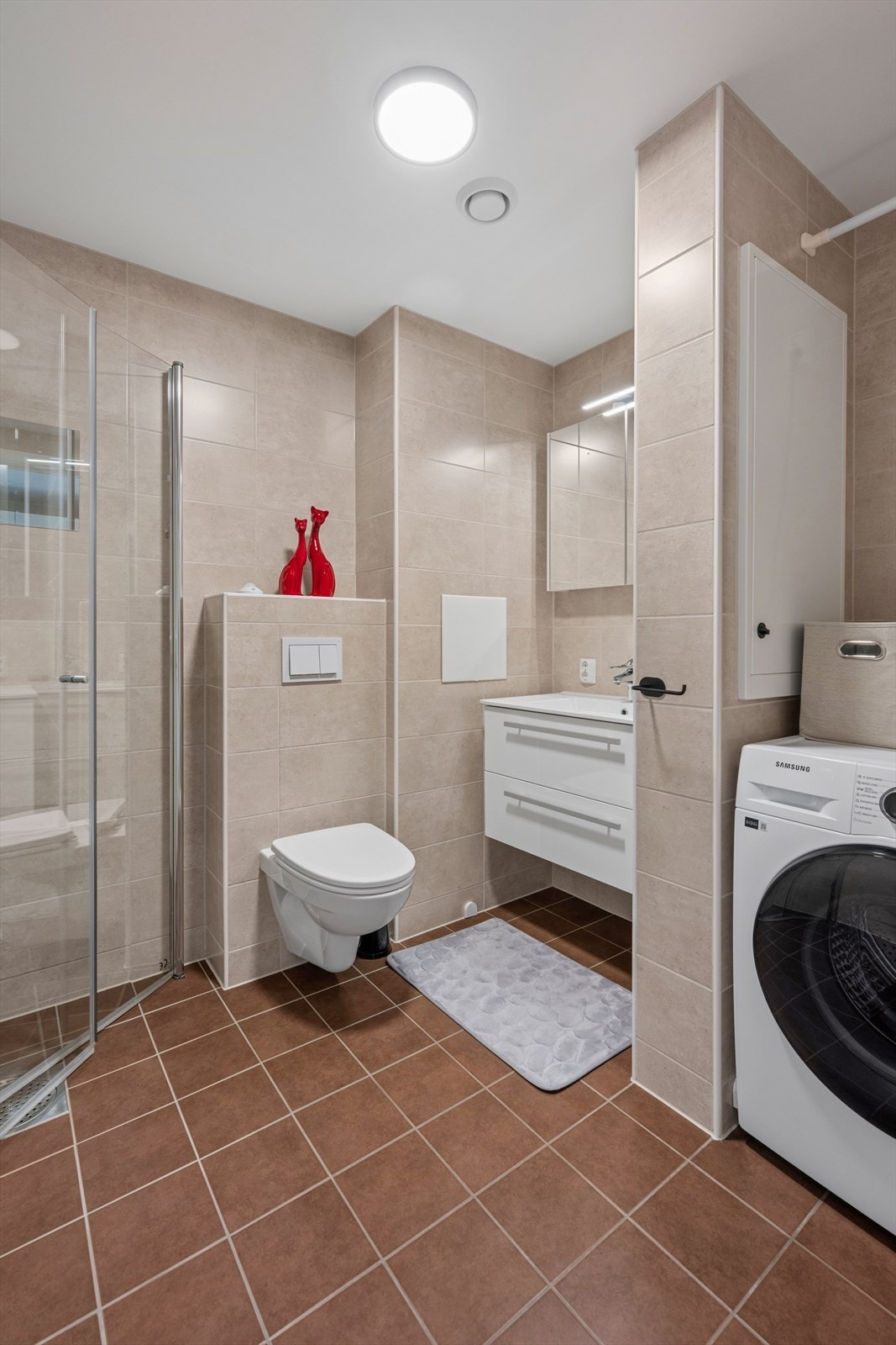 Badet er flislagt og har varmekabler i gulvet. Galleribilde