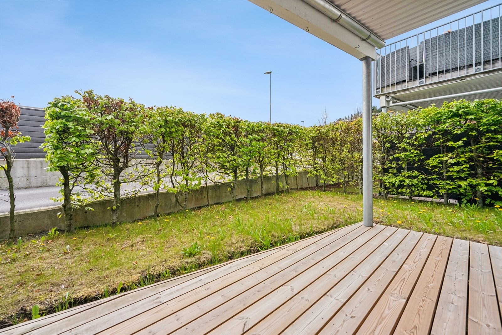 Uteområdet består av en overbygget markterrasse og et eget plenareal, skjermet av hekk. Galleribilde