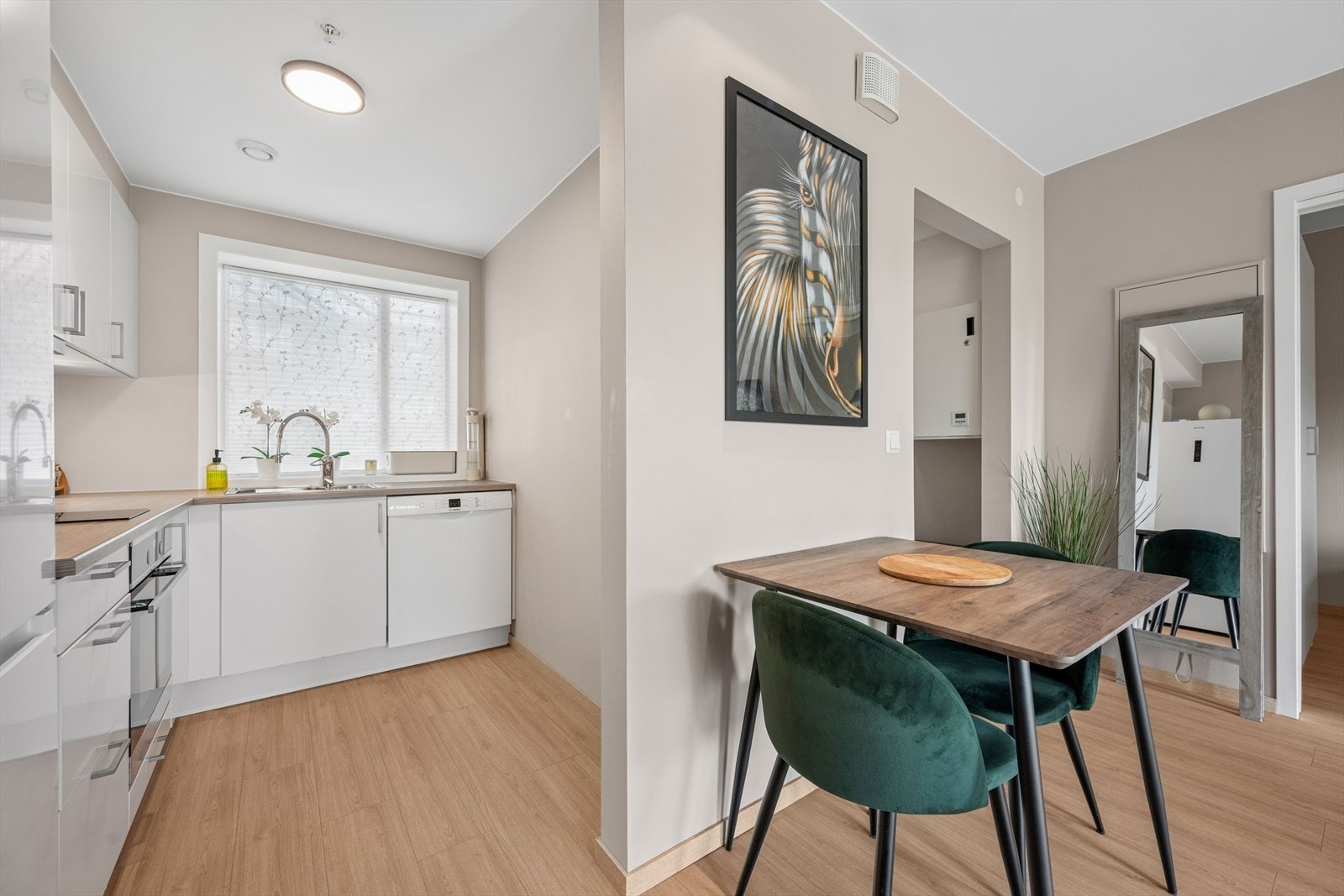 Leiligheten har balansert ventilasjonsanlegg med tilluft og avtrekk. Galleribilde