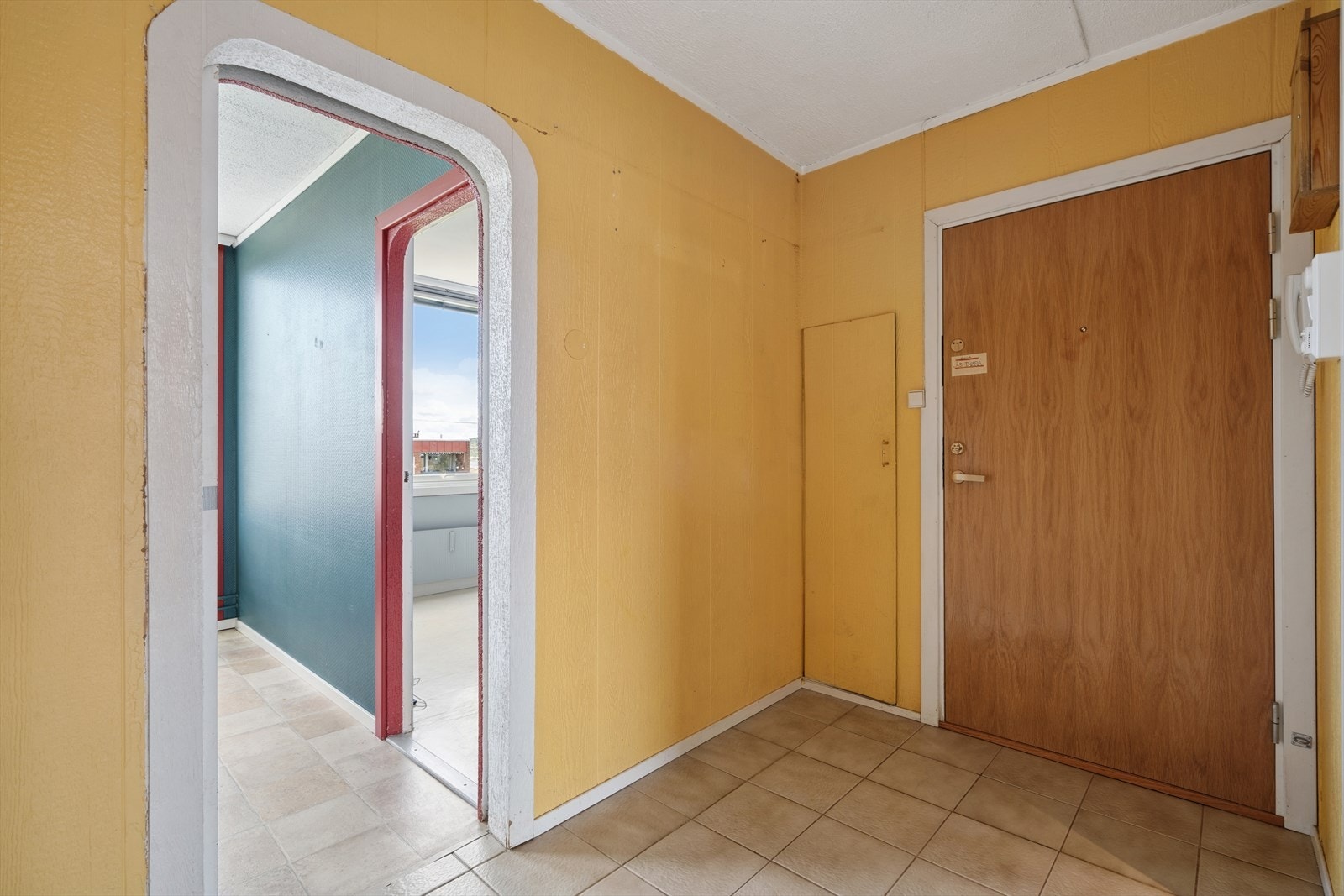 Entréen fungerer som et bindeledd mellom leilighetens rom og er utstyrt med en lite kott. Galleribilde