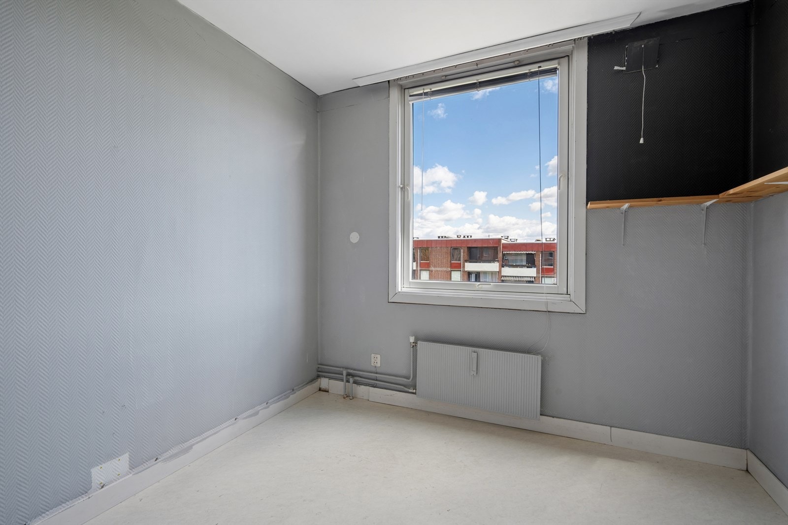 Leiligheten har en takhøyde på cirka 2,42 meter, som gir en god romfølelse. Galleribilde