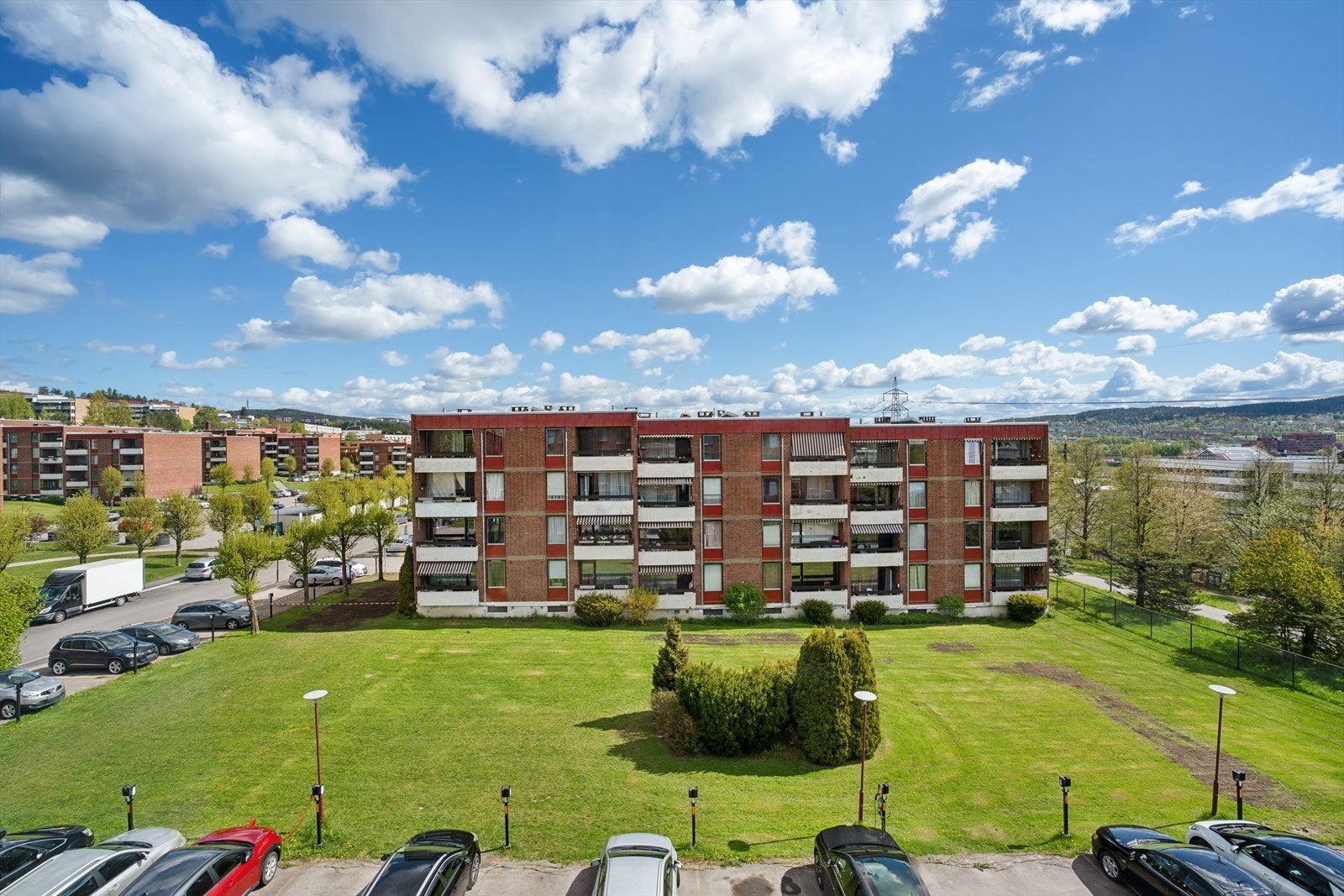Linderudveien Boligsameie består av 312 leiligheter og ble bygget i 1966 med gode avstander til naboblokkene. Galleribilde