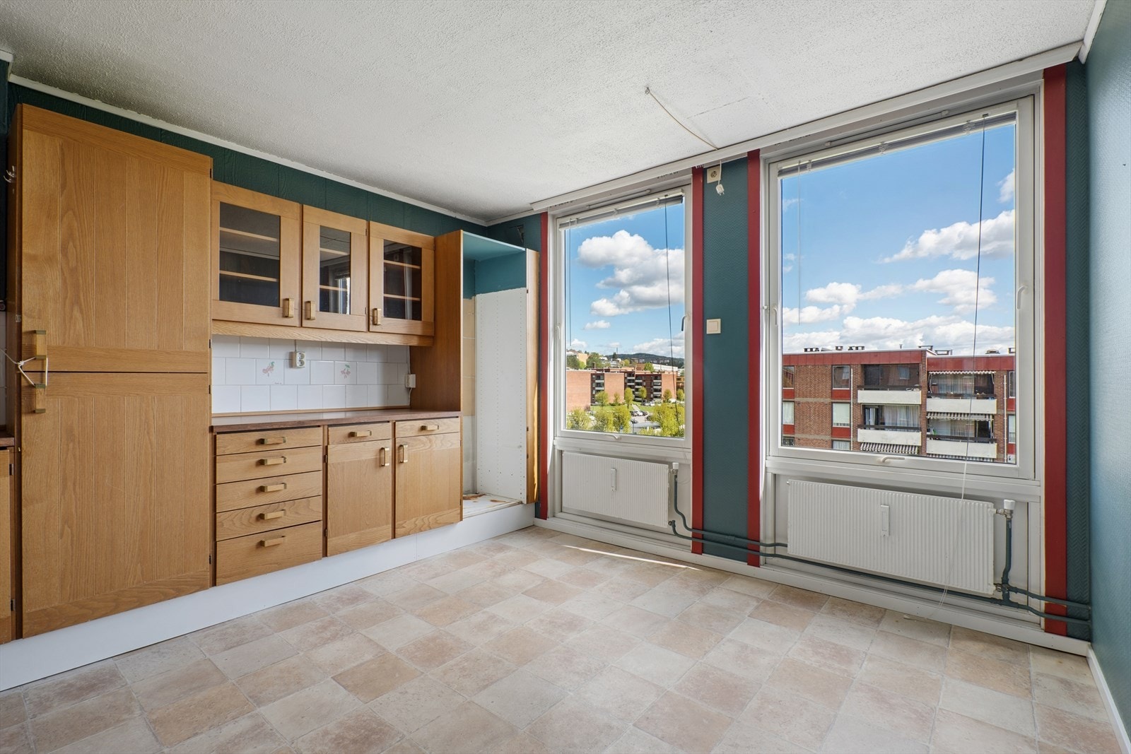 Kjøkkenet har plass til spisebord ved vinduet. Vinduene er fra 2001 og har isolerglass. Galleribilde