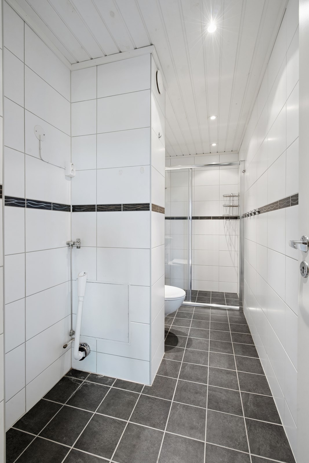 Badet ble ifølge selger pusset opp i 2013 og har opplegg for vaskemaskin. Galleribilde