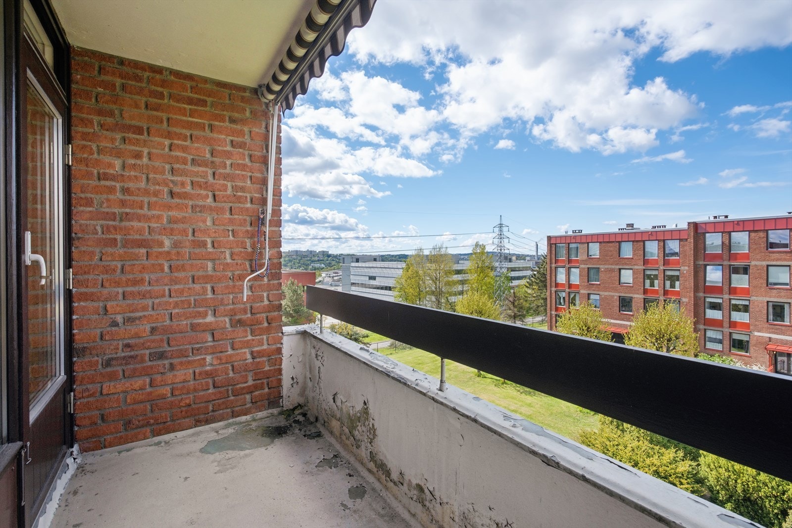 Sørvestvendt balkong på ca. 5 m². Sameiet planlegger nye, utvidede balkonger med en kostnadsramme på ca 350 000,- pr balkong. Sameiere kan selv ta private lån eller påføres fellesgjeld igjennom sameiet. Galleribilde