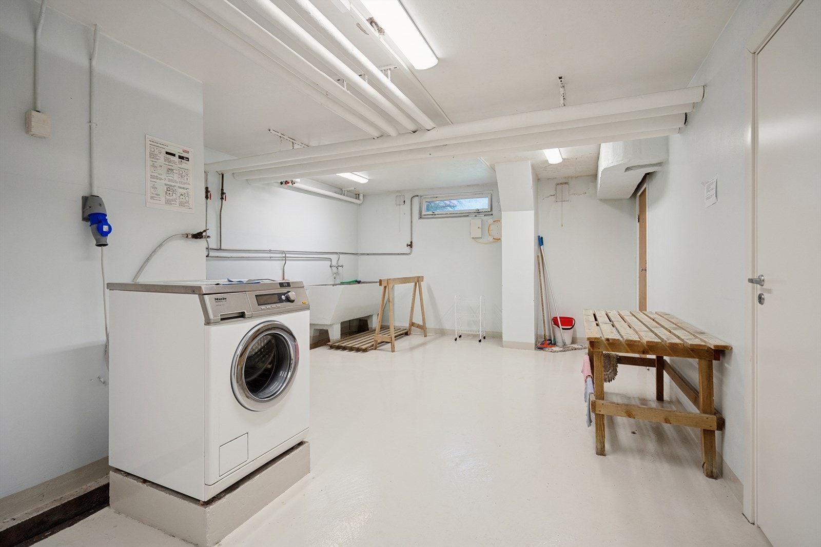 Sameiet tilbyr fellesvaskeri med vaskemaskiner, ruller og tørkeplasser for beboerne. Galleribilde
