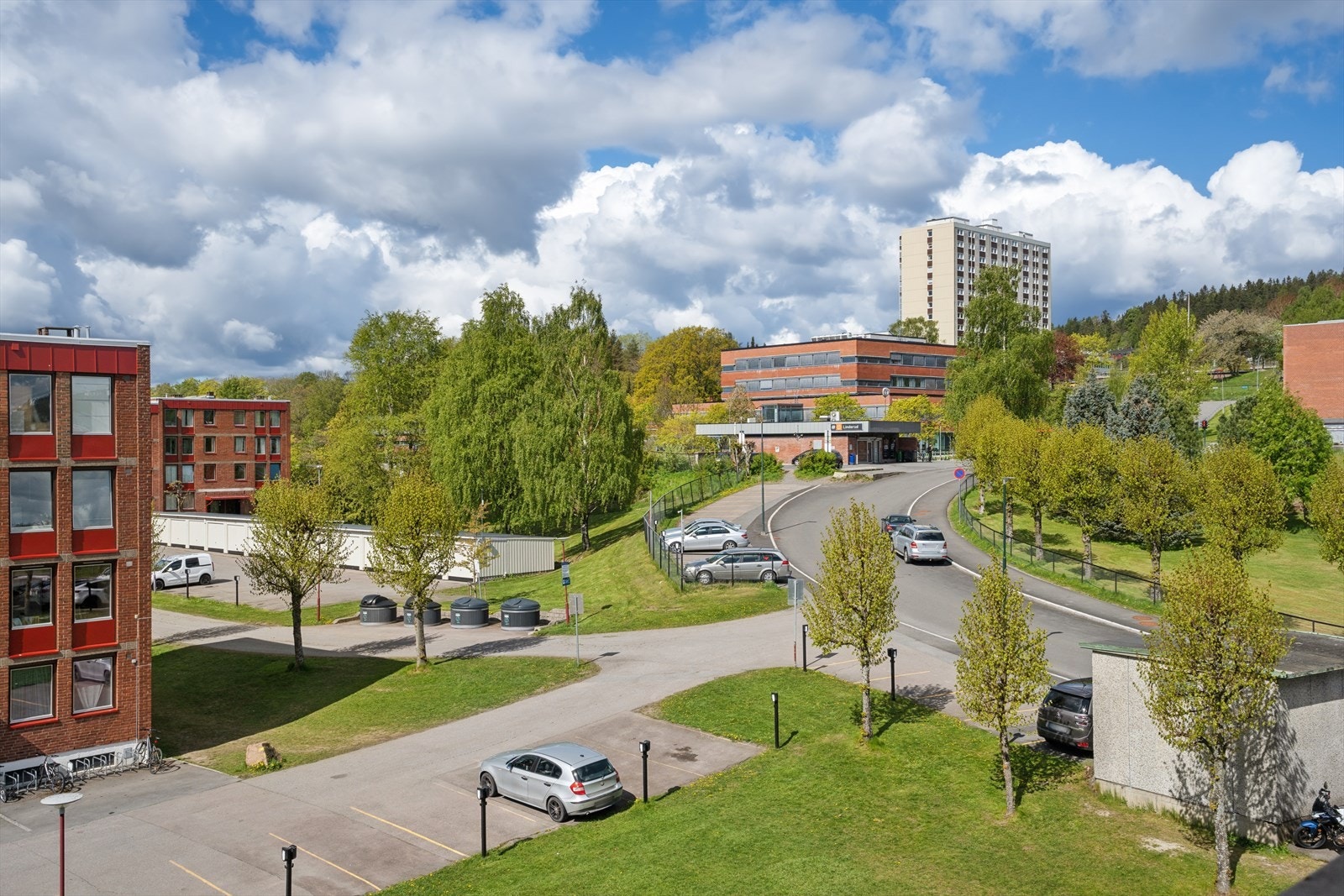 Fra leiligheten er det utsikt over nærområdets veletablerte og grønne fellesarealer. Galleribilde