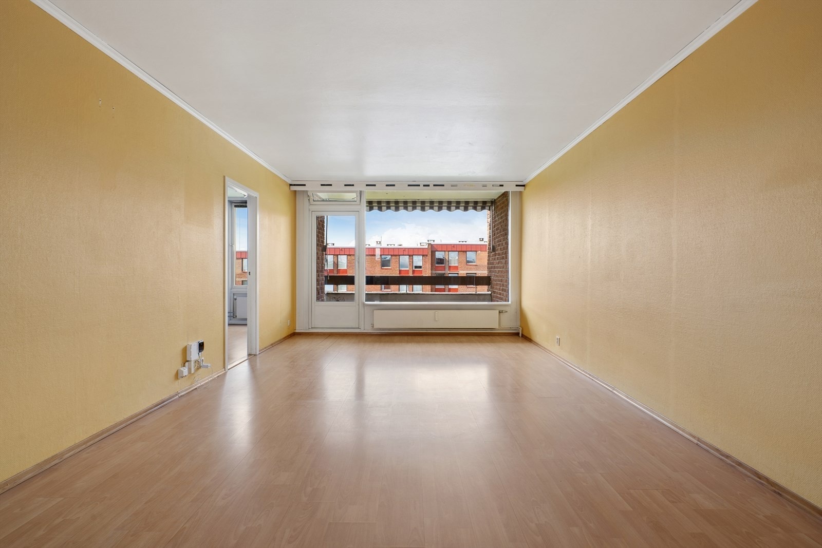 Stuen har laminatgulv og tapetserte vegger. Galleribilde
