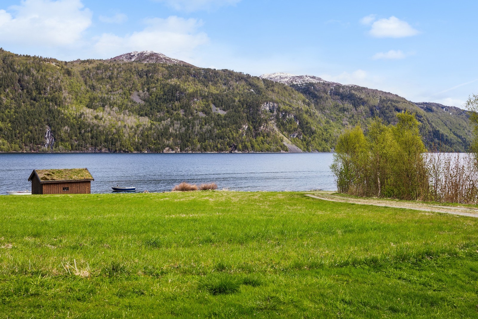 Eiendommen har en andel på 2,78 % i Hofset fallrettslag/jordsameie i fjellområde ved Staursetelva. Andelen følger eiendommen og gir medeierskap i fallrettigheter og tilhørende sameieareal. Galleribilde