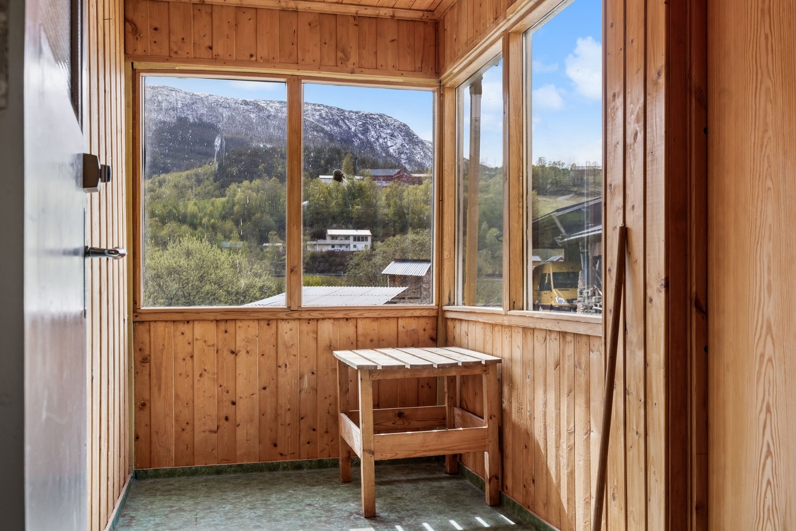 Entré med plass til oppbevaring av yttertøy og sko. Galleribilde