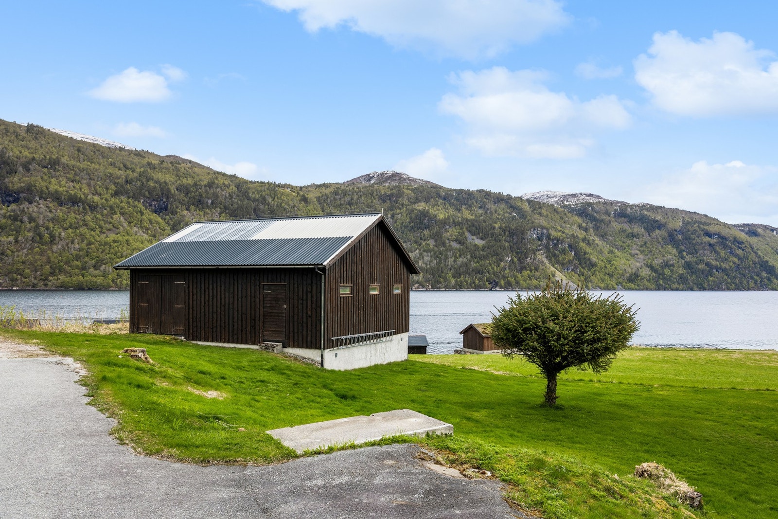 Garasje-/lagerbygg med svært gode oppbevaringsmuligheter. Galleribilde