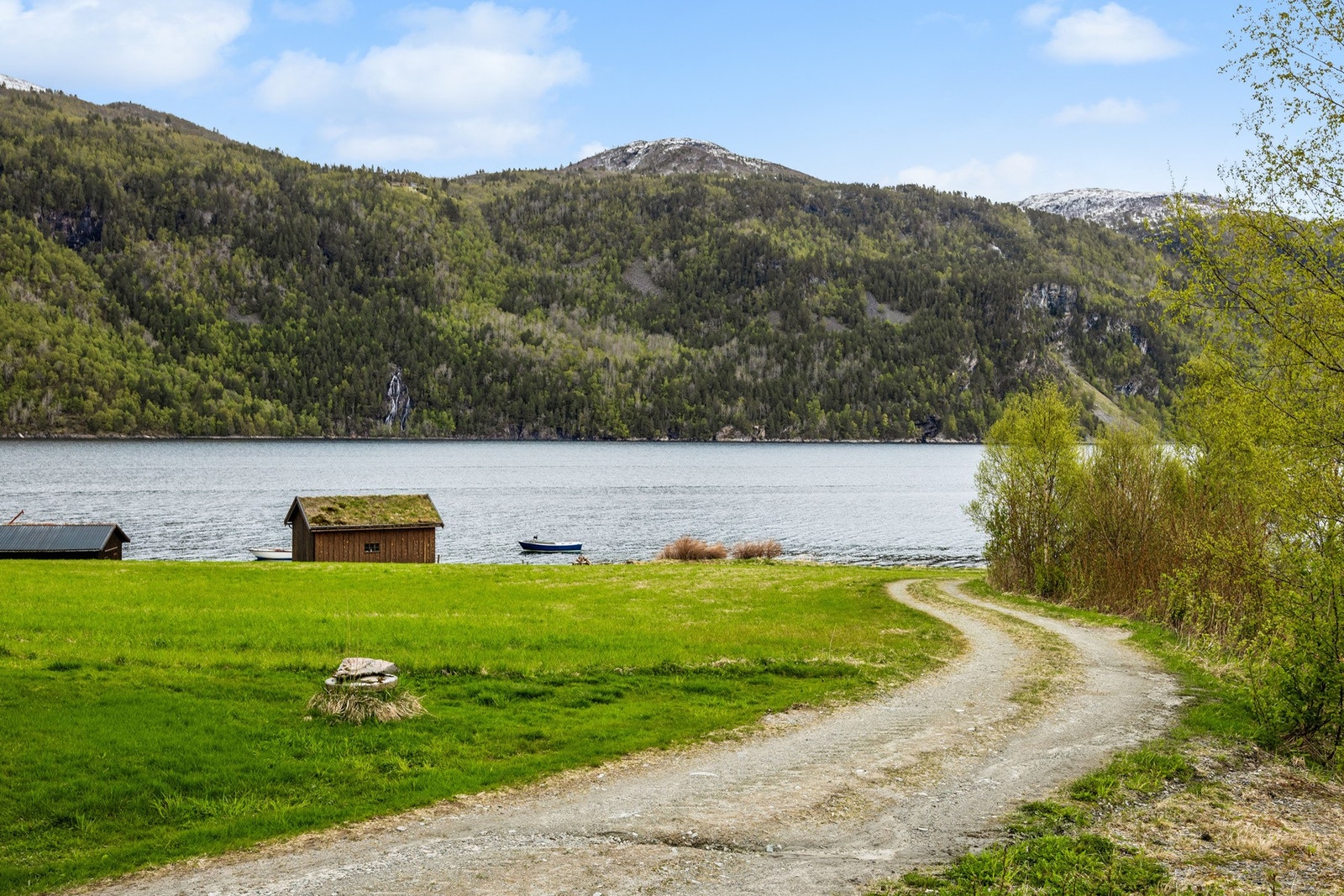 Eiendommen består blant annet av fulldyrka jord ved boligen. Galleribilde