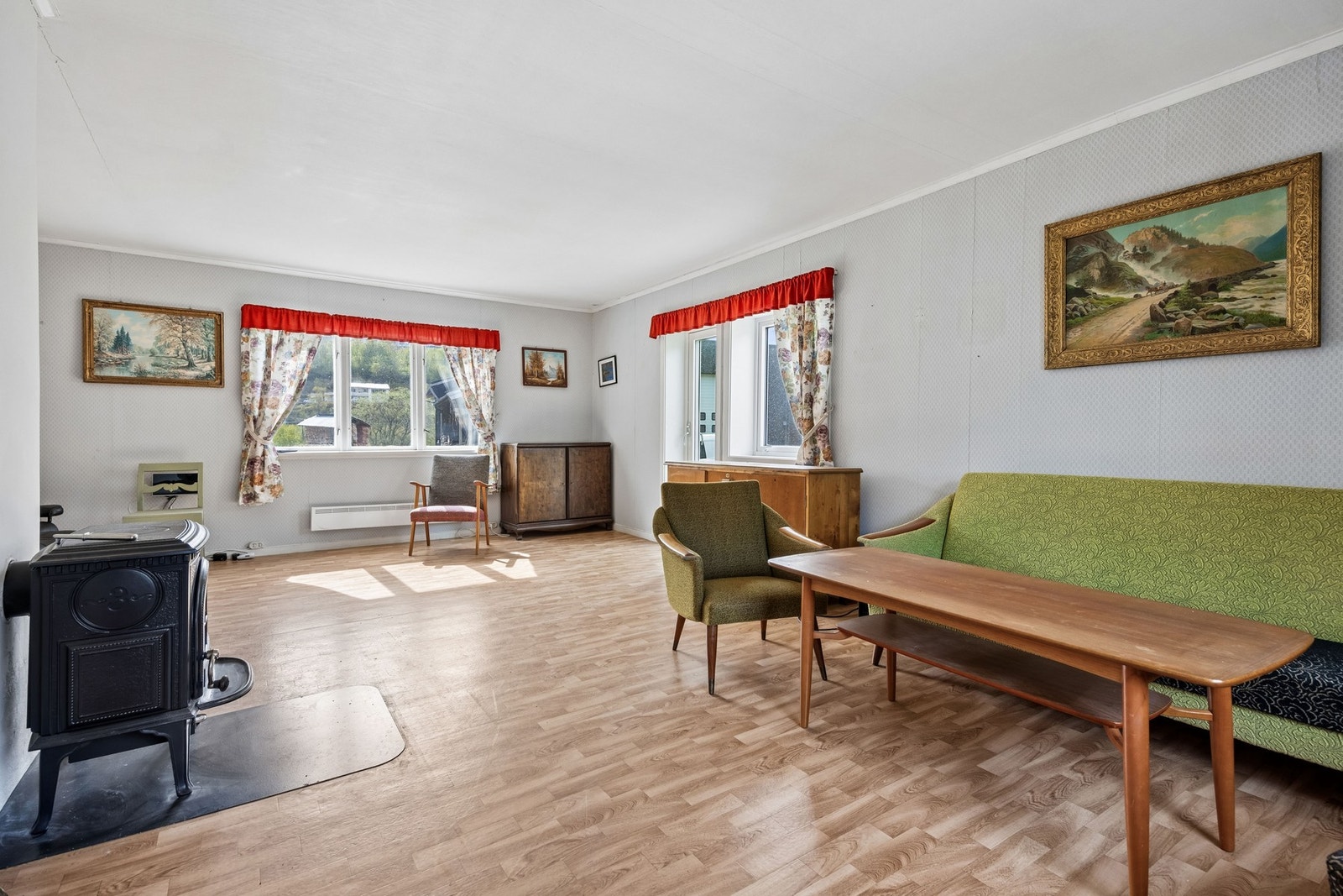 Stuen har god plass til både sofagruppe og spisebord. Galleribilde