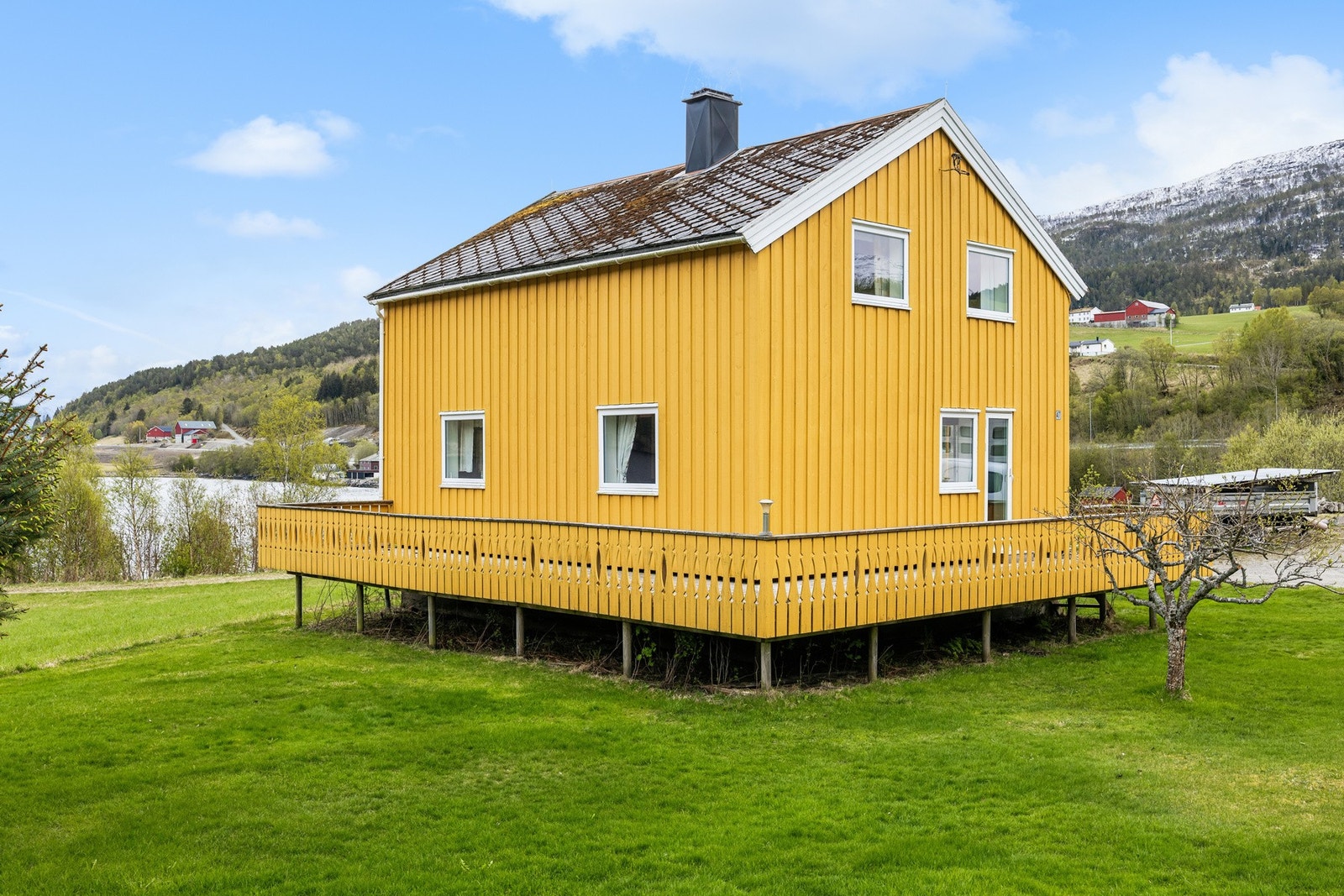 Meget romslig tomt med gode sol- og utsiktsforhold. Galleribilde