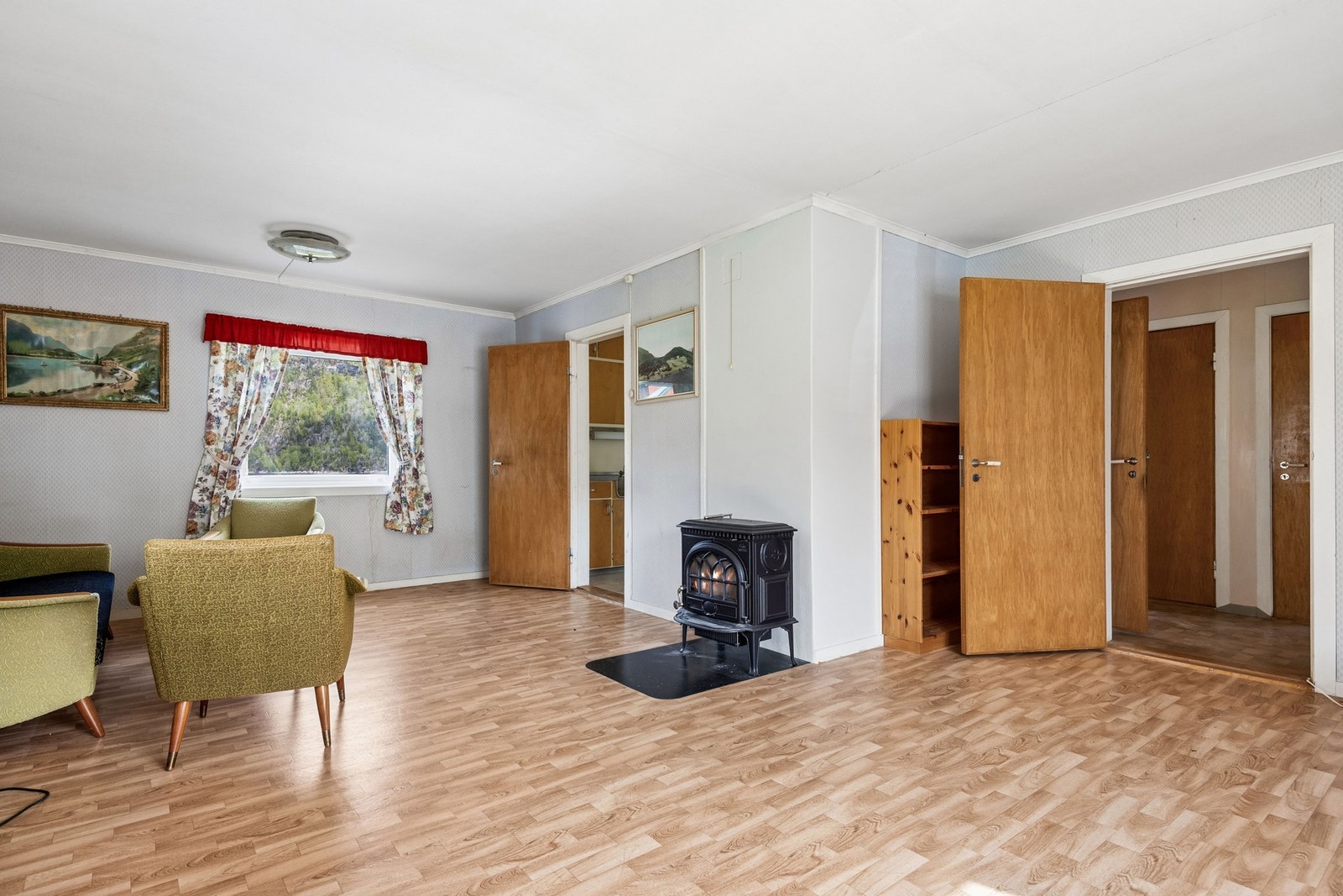 Store vindusflater slipper inn godt med naturlig lys. Galleribilde