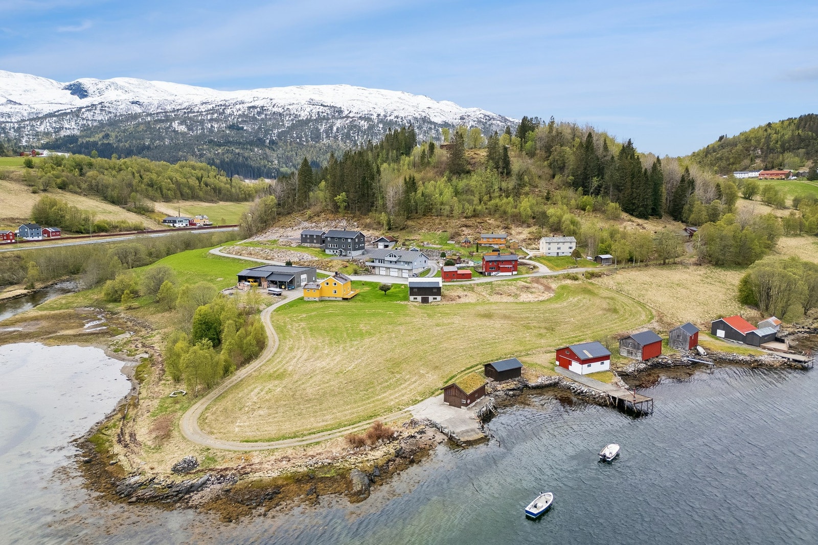 Strandlinje med eget naust og gode muligheter for båtliv og sjøaktiviteter. Galleribilde