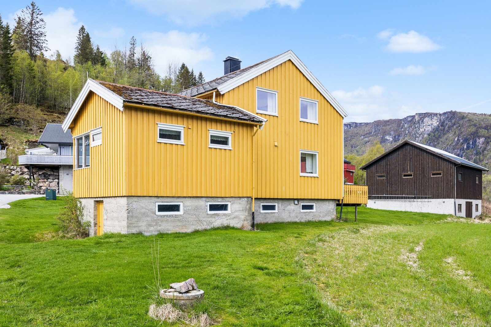 Eiendommen passer perfekt for dere som ønsker et roligere liv nær naturen. Galleribilde