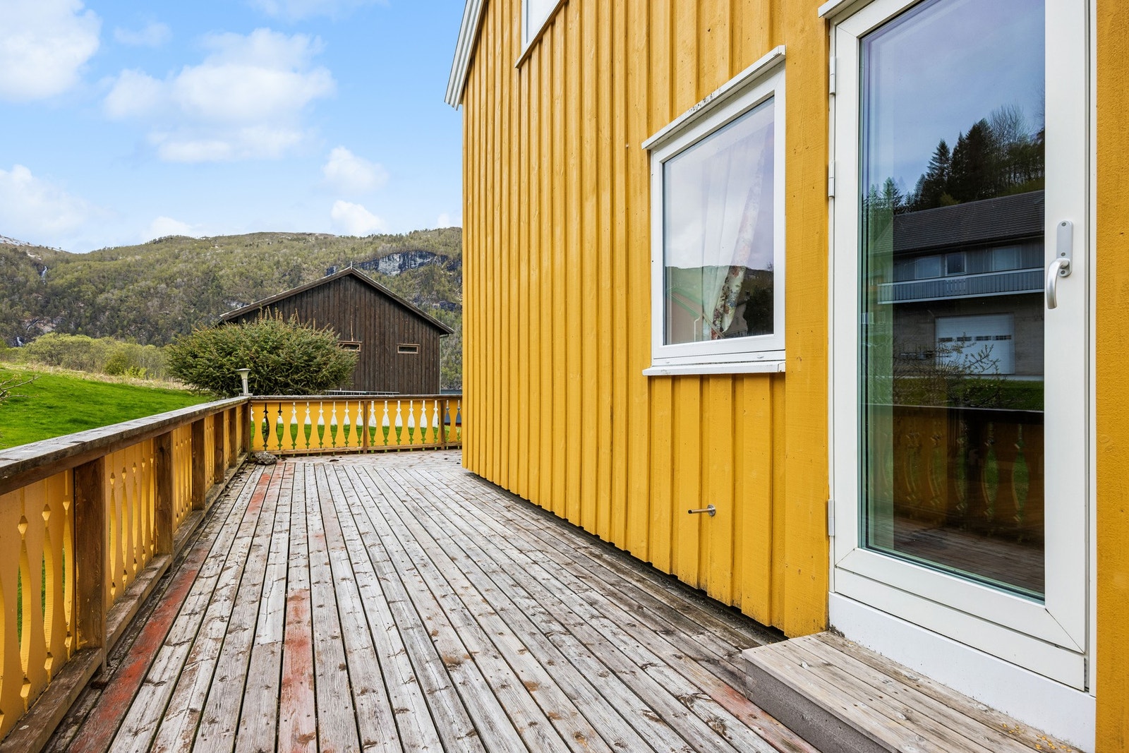 Terrassen gir gode muligheter for uteplass og rekreasjon. Galleribilde