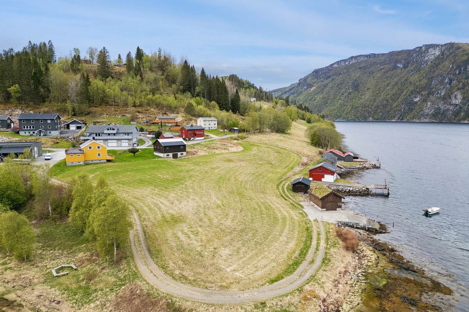 Strandlinje med eget naust og gode muligheter for båtliv og sjøaktiviteter. Galleribilde