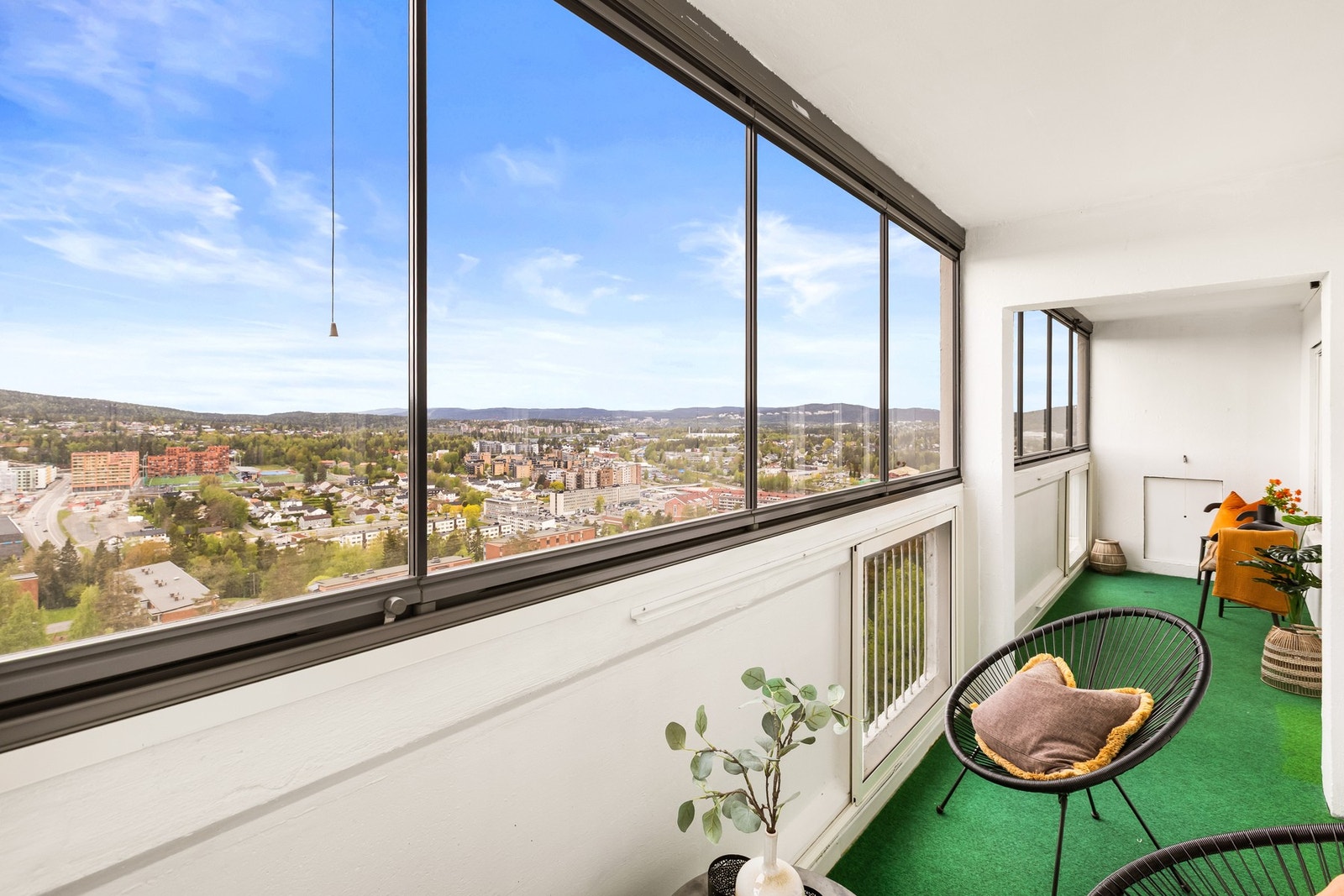 Balkongen har skyvbare glass som kan åpnes opp Galleribilde