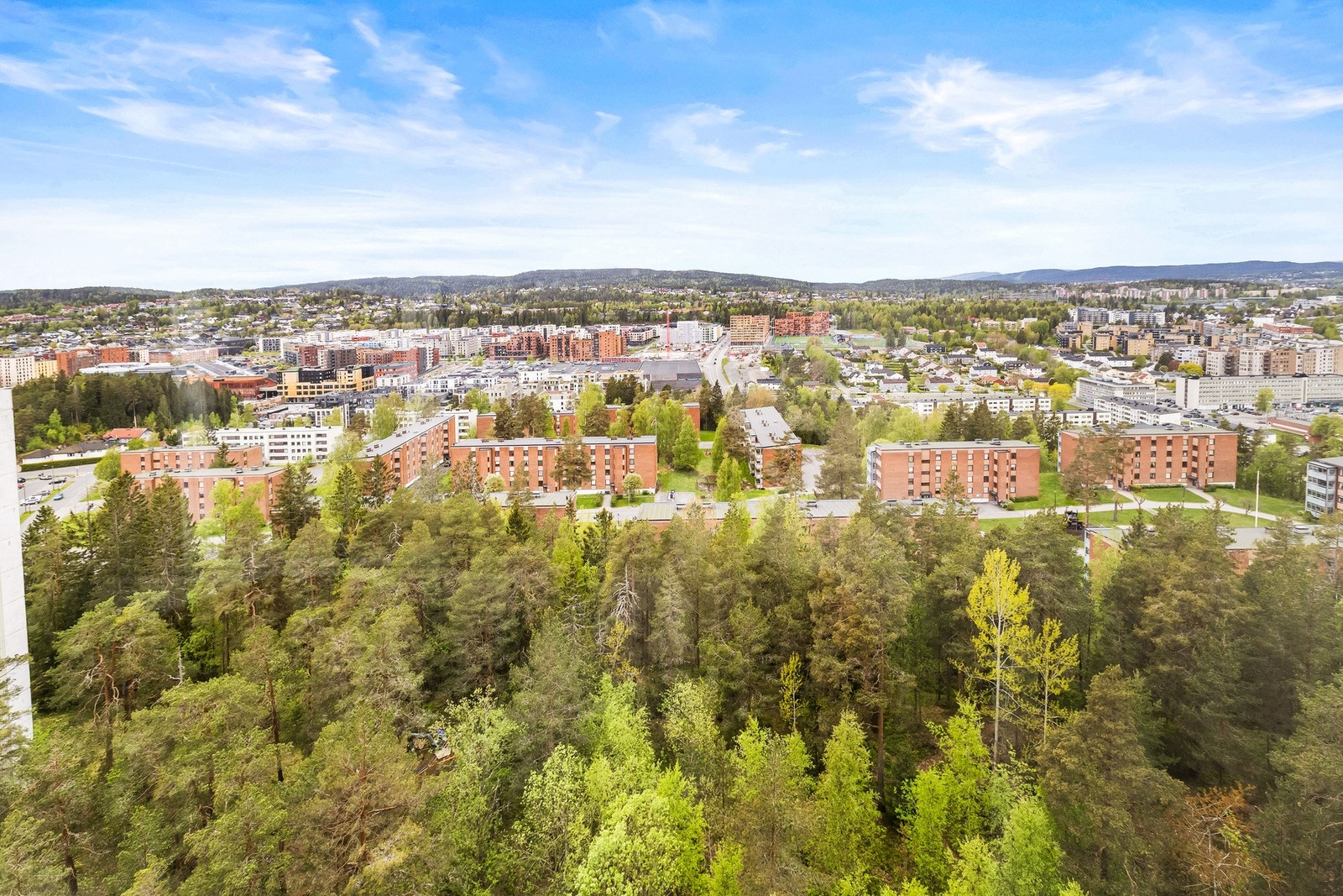 Fra boligens beliggenhet i 14. etasje nytes en spektakulær utsikt over Lørenskog Galleribilde