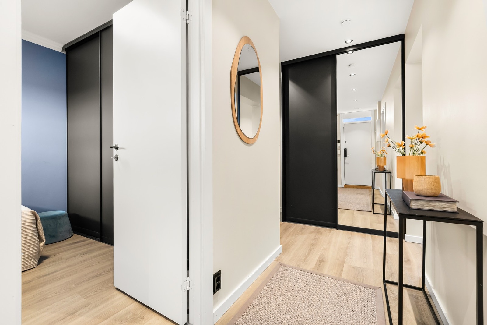 Soverom 2 har adkomst fra entréen Galleribilde