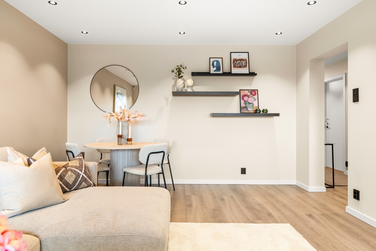 Rommet er lyst og luftig, med downlights i taket som kan styres via app Galleribilde