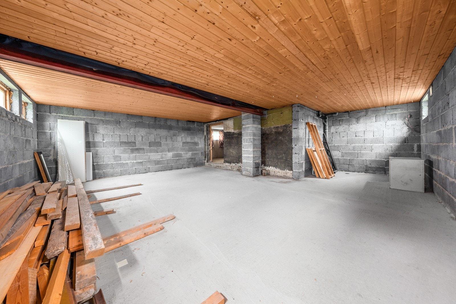 Kjelleren har betonggulv og en takhøyde på cirka 2,1 meter. Galleribilde