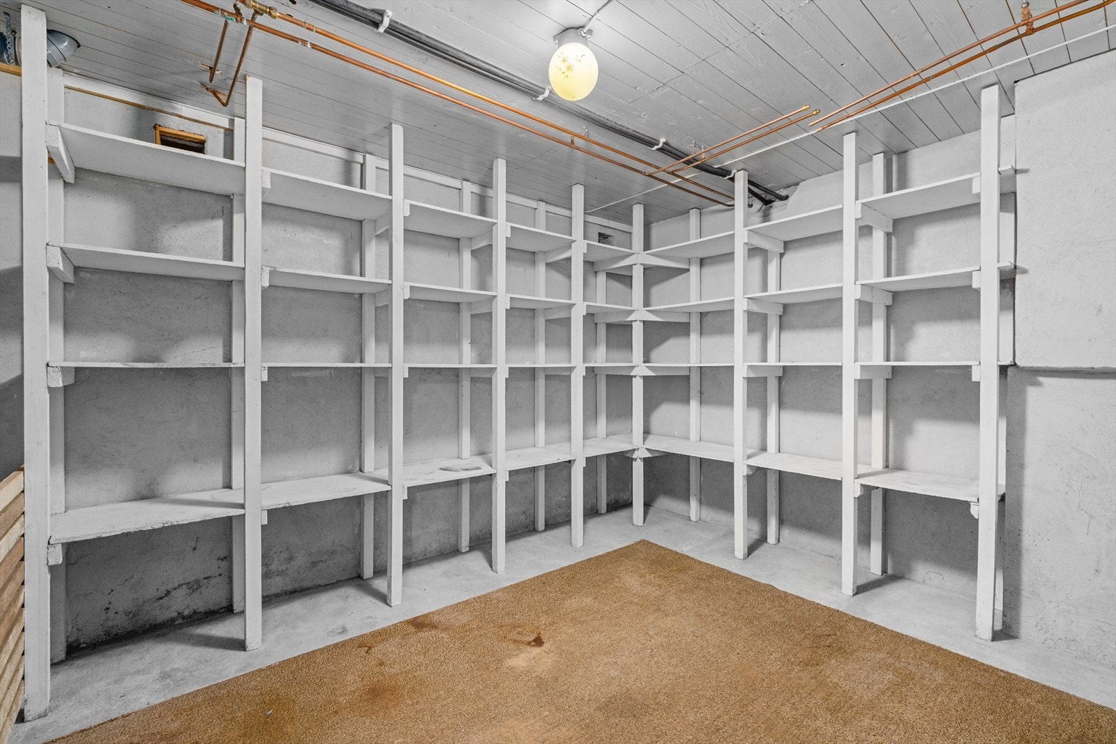 En av kjellerens tre boder, med plassbygde hyller for effektiv lagring. Galleribilde