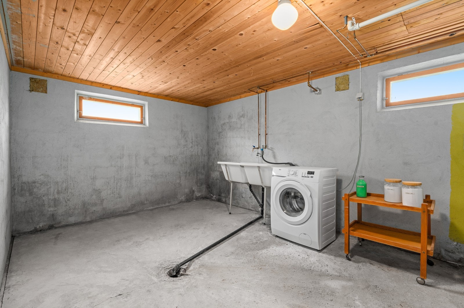 I etasjen finnes det også et romslig vaskerom med betonggulv, utslagsvask, opplegg for vaskemaskin og en 190-liters varmtvannsbereder fra Høiax. Galleribilde
