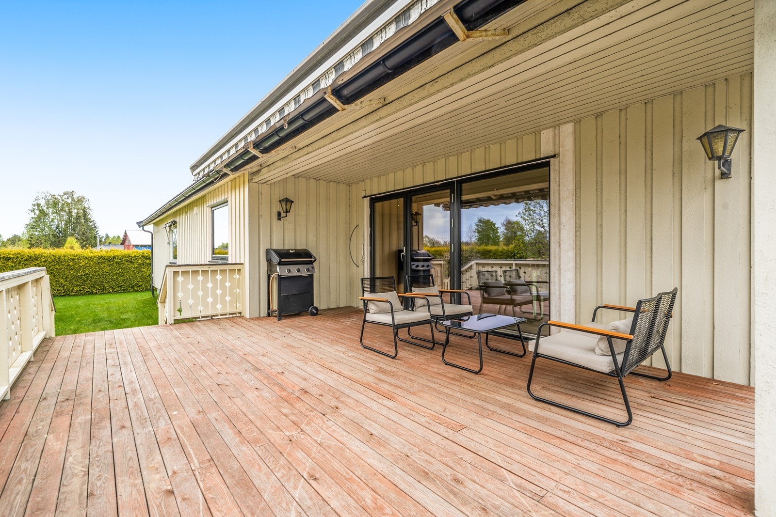 Fra stuen er det utgang til en stor, sørvestvendt terrasse på 34 m². Her er det god plass til sittegrupper og grill. Galleribilde