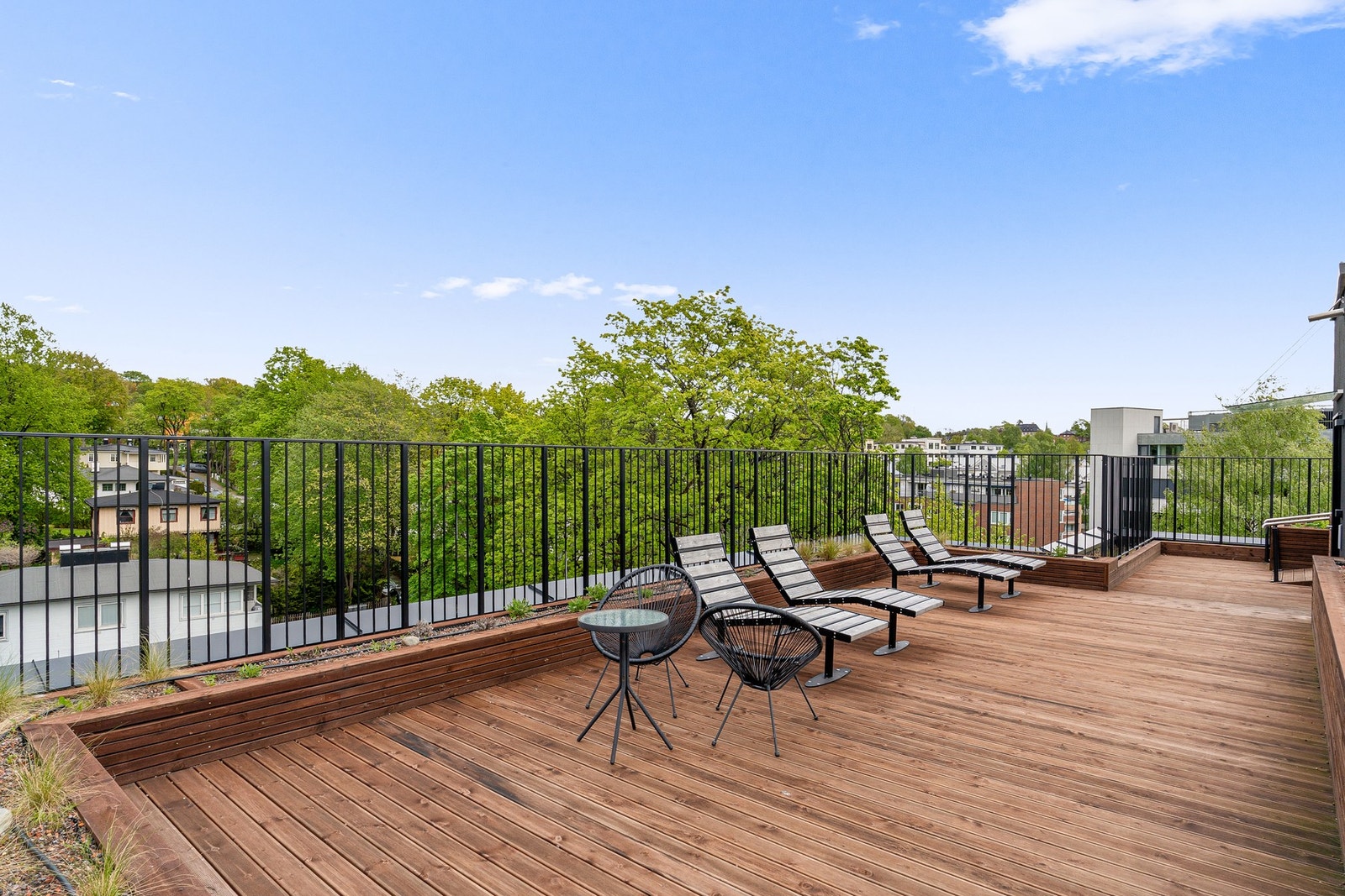 Stor, flott felles takterrasse med flere soner og sittegrupper. Galleribilde