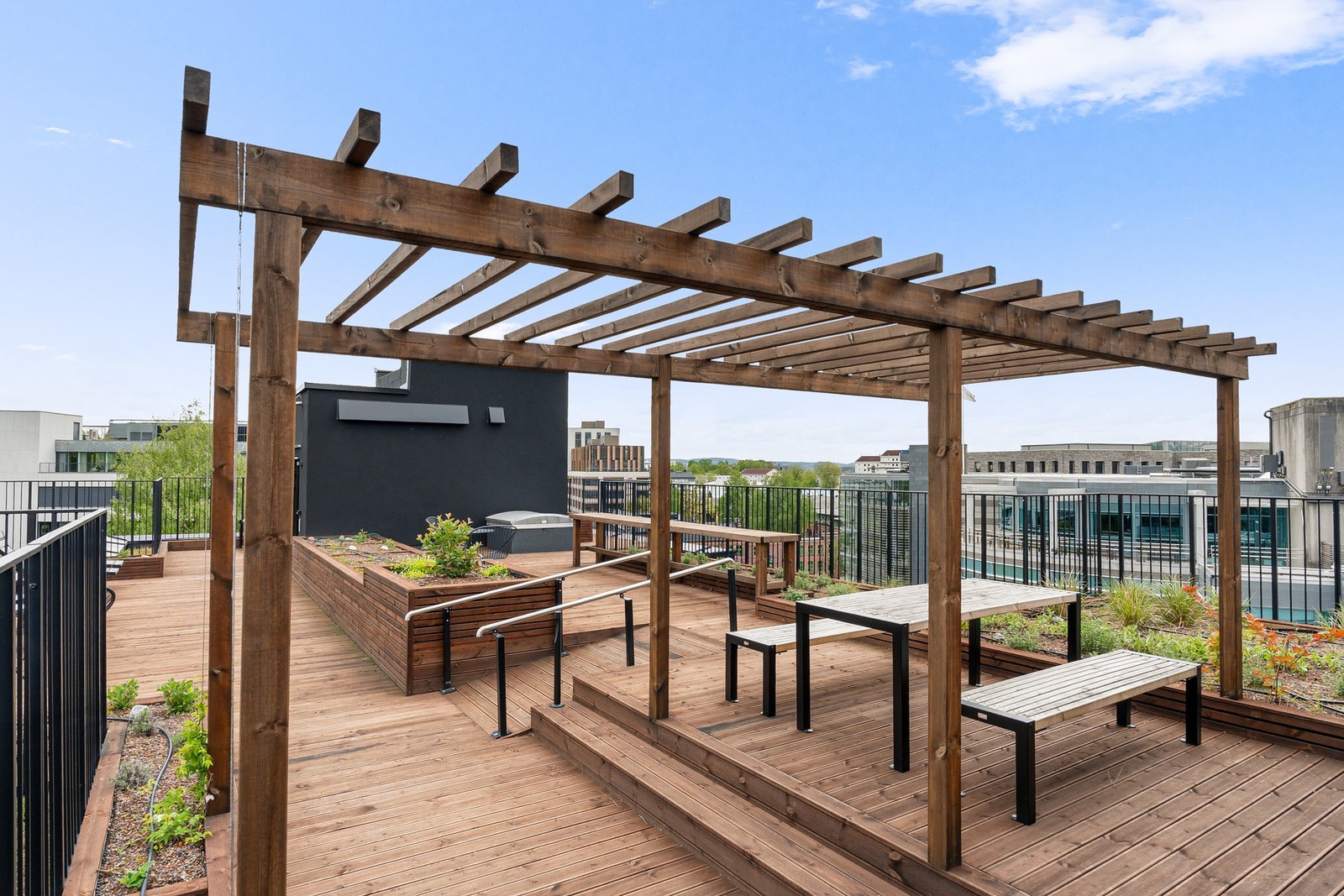 Stor, flott felles takterrasse med flere soner og sittegrupper. Galleribilde