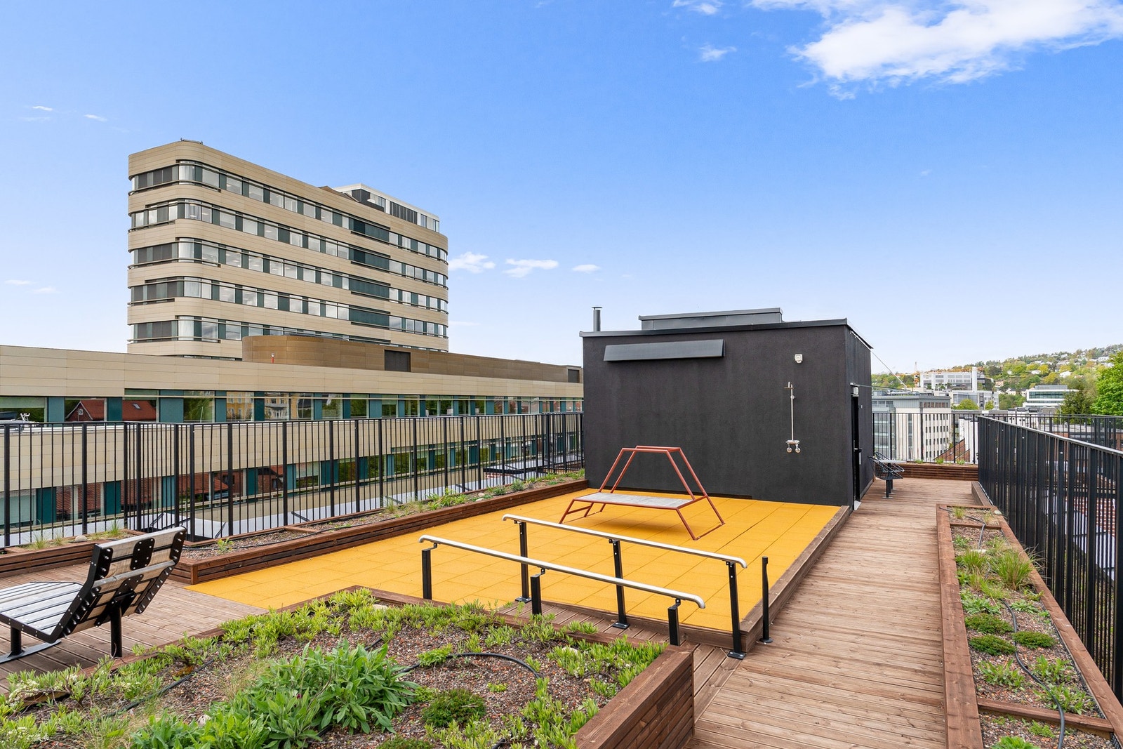Stor, flott felles takterrasse med flere soner og sittegrupper. Galleribilde