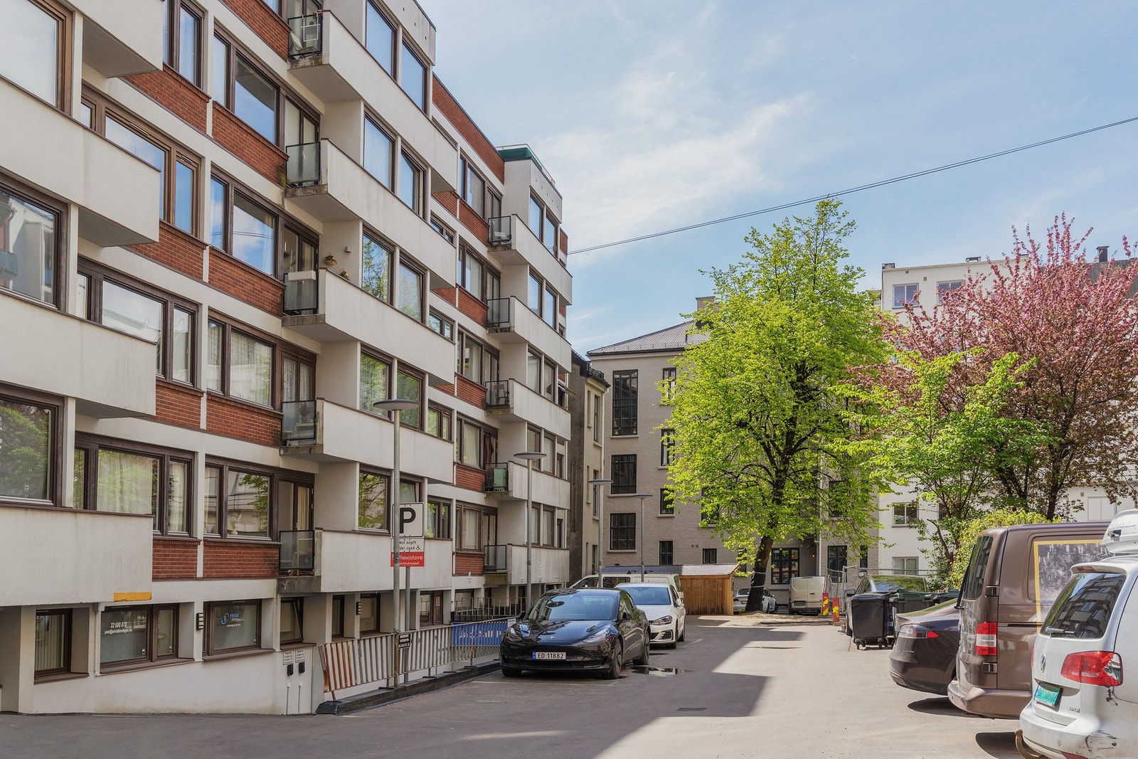 Dette er bakgården og som du kan se ligger leiligheten i en svært høy 1. etasje. Galleribilde