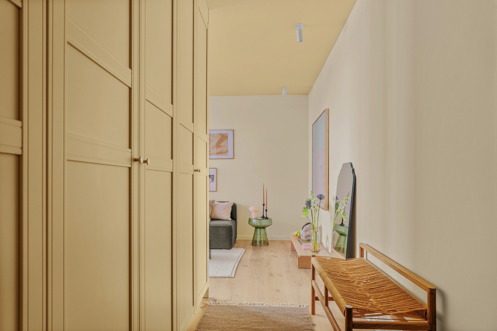 I entreen er det godt med oppbevaring i en plassbygget garderobe. Galleribilde