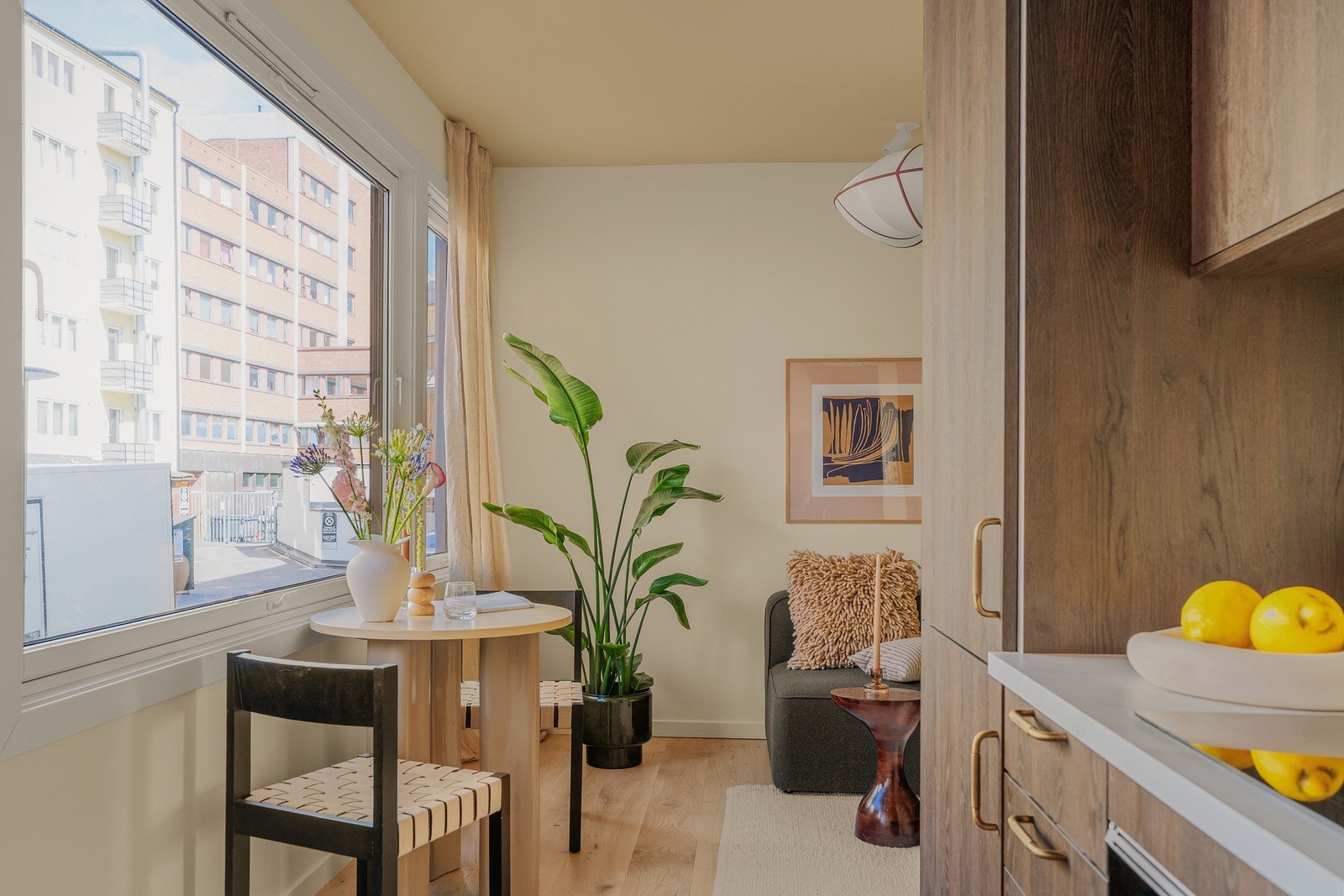 Vi titter ut mot stuen igjen. Galleribilde